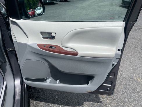 Used 2014 Toyota Sienna XLE image 32