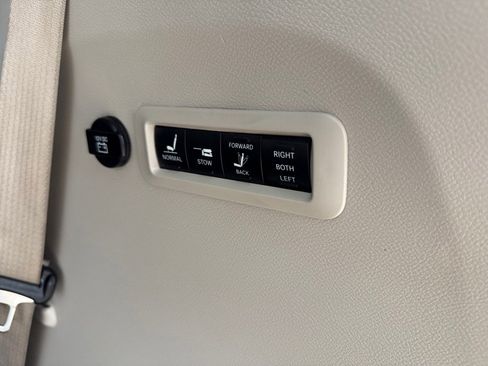 Used 2018 Chrysler Pacifica Limited image 26