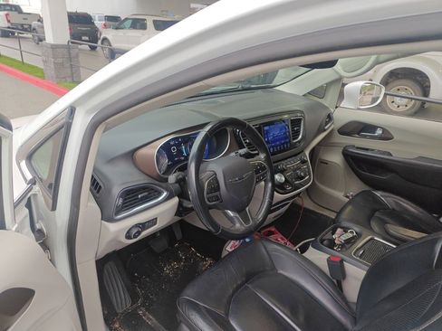 Used 2017 Chrysler Pacifica Touring-L Plus w/ Advanced Safetytec Group image 5