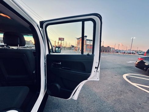 Used 2012 Jeep Liberty Sport image 34