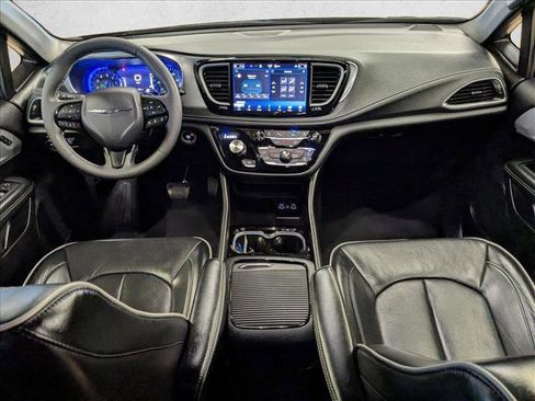 Used 2025 Chrysler Pacifica Limited image 19