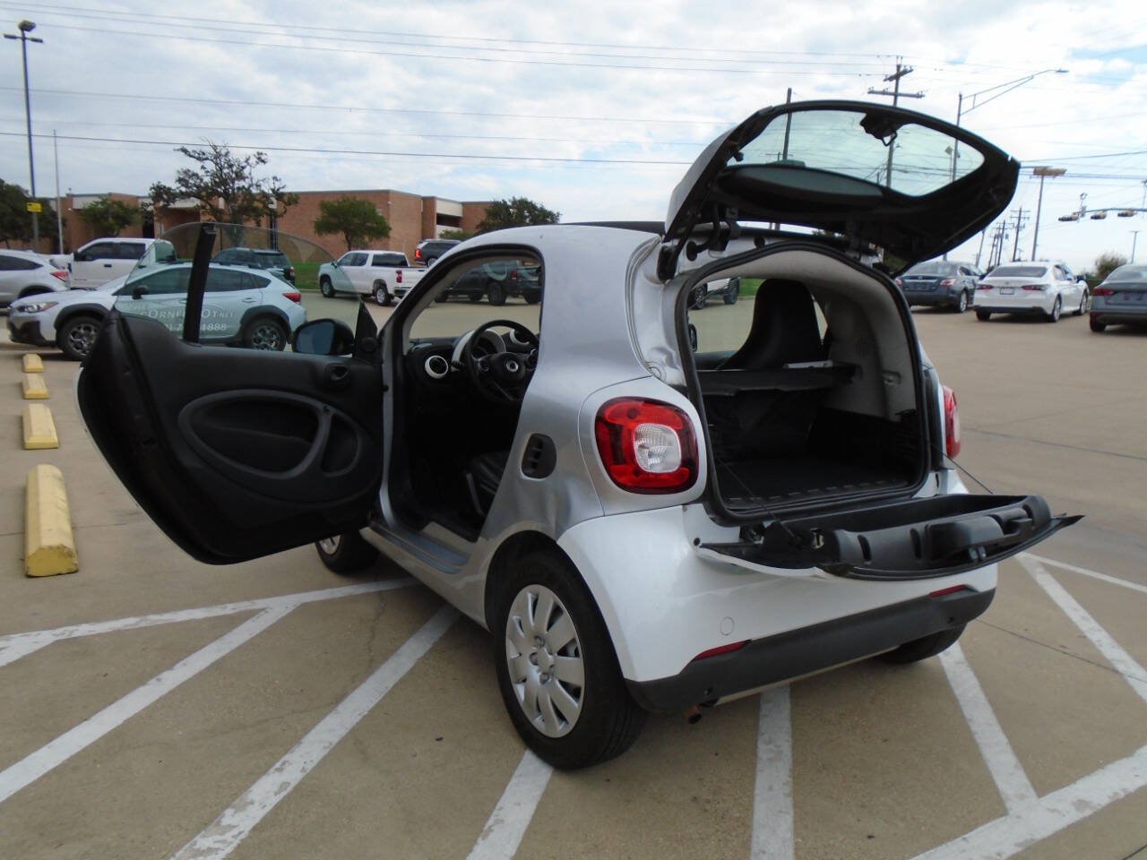 Used 2017 smart fortwo pure RWD image 21