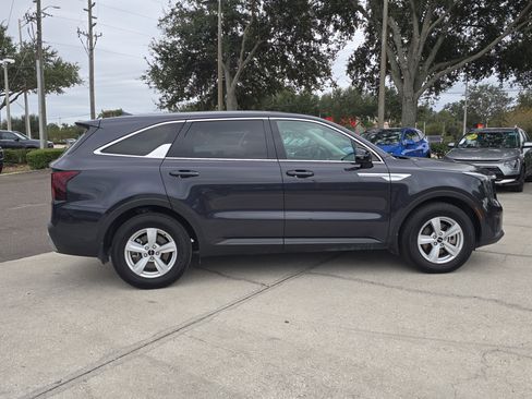Certified 2025 Kia Sorento LX image 9
