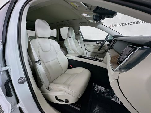 Used 2022 Volvo XC60 B5 Momentum image 28