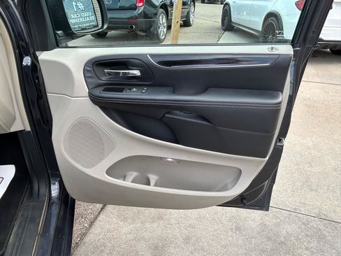 Used 2014 Chrysler Town & Country Touring-L FWD image 15