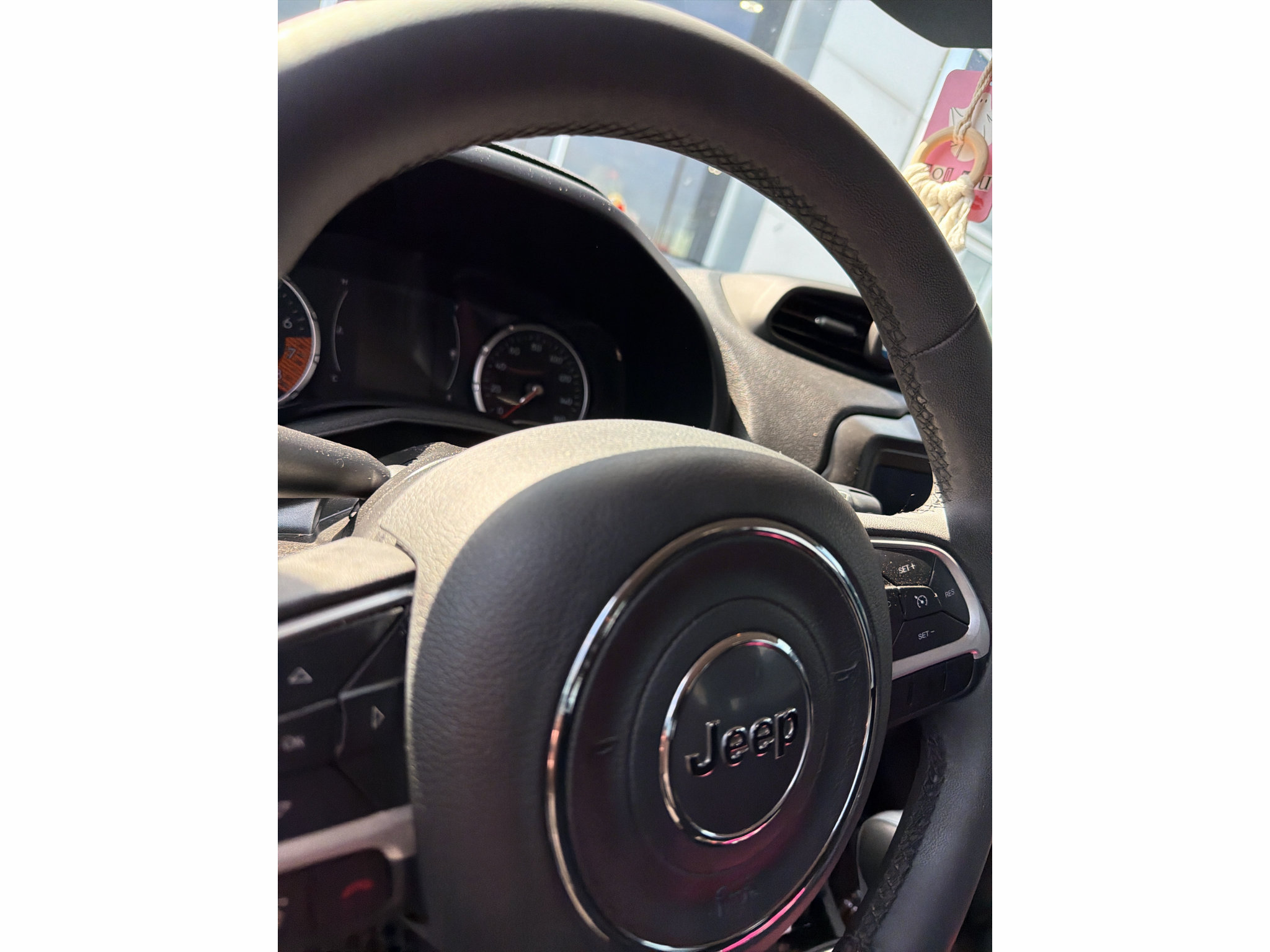 Used 2019 Jeep Renegade Latitude AWD/4WD image 2