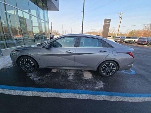 Used 2023 Hyundai Elantra Limited w/ Preferred Accessory Package image 4