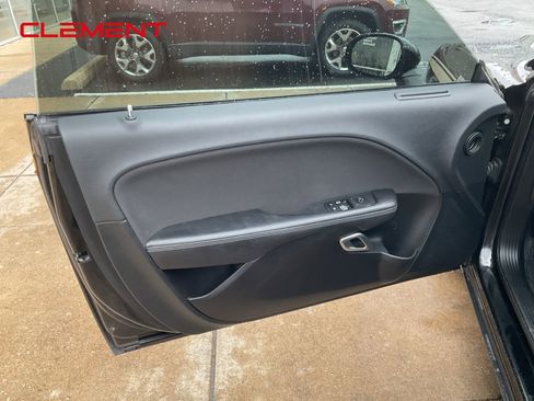 Used 2019 Dodge Challenger SXT w/ Blacktop Package image 17