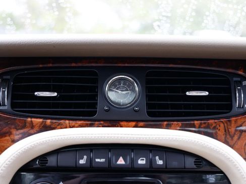 Used 2004 Jaguar XJ8 image 34