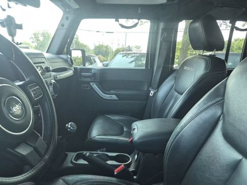 Used 2017 Jeep Wrangler Unlimited Sahara w/ Connectivity Group AWD/4WD image 5