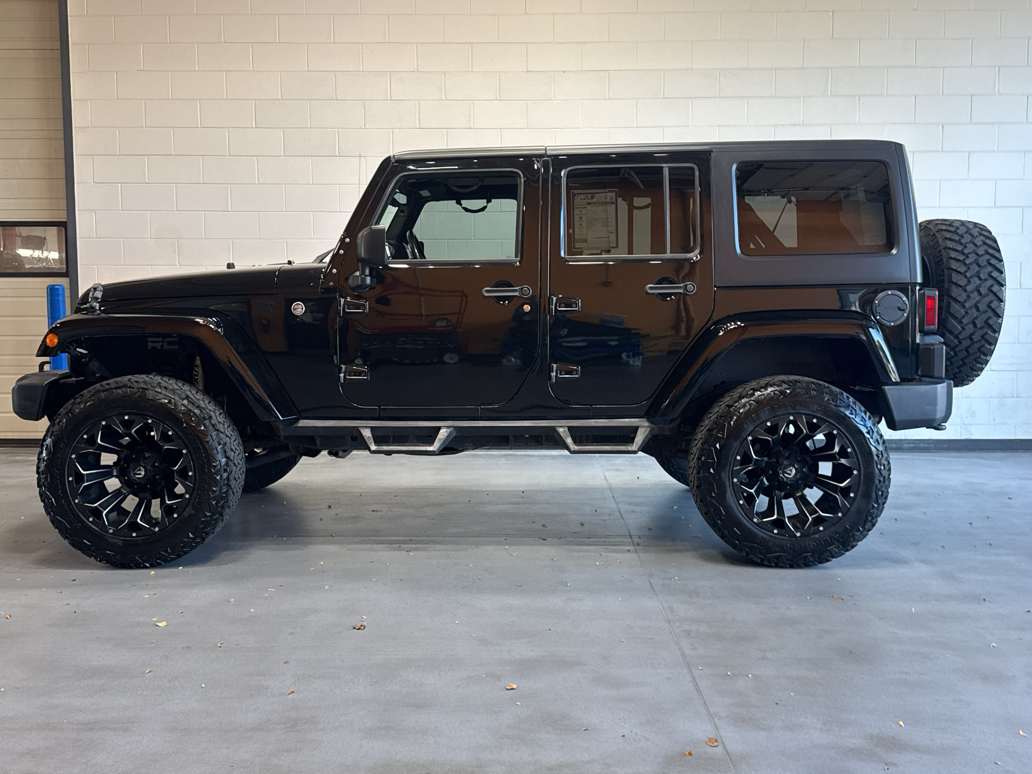 Used 2018 Jeep Wrangler Unlimited Sahara AWD/4WD image 2