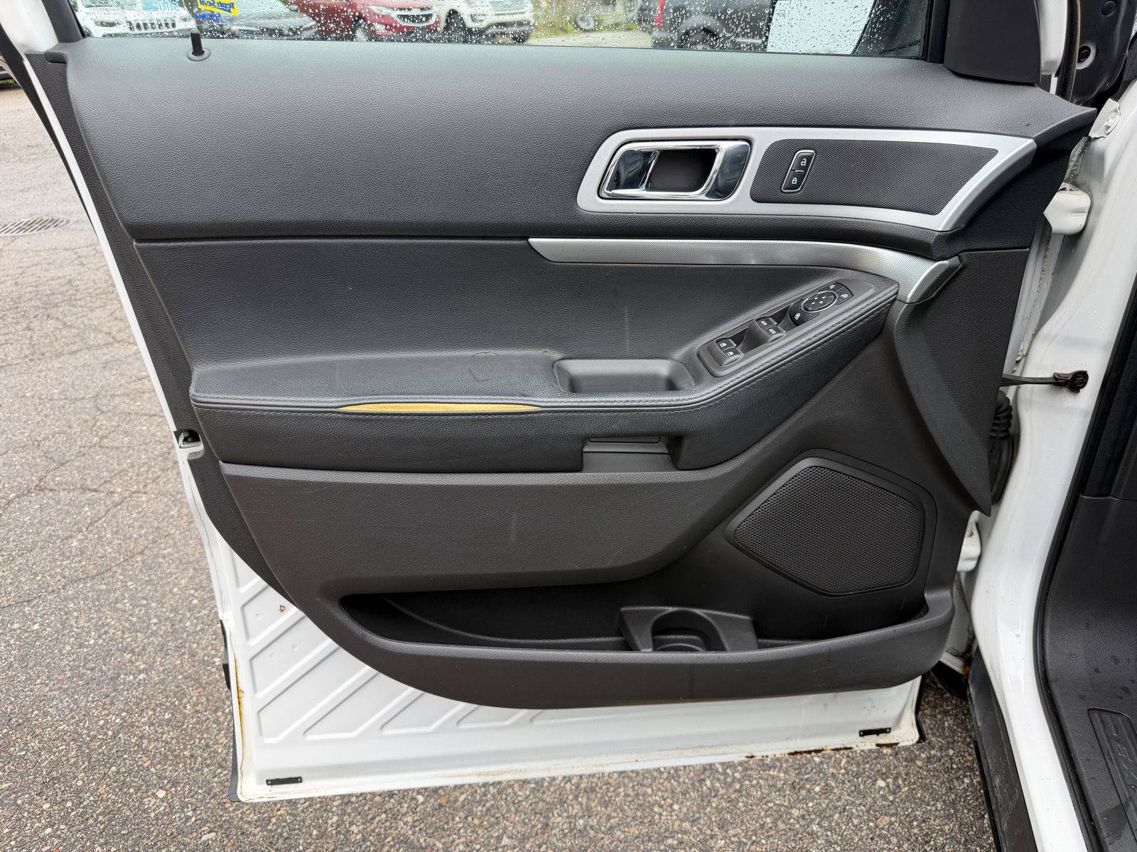 Used 2014 Ford Explorer XLT w/ Equipment Group 202A FWD image 11