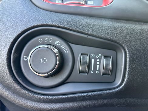 Used 2017 Jeep Renegade Trailhawk w/ Popular Equipment Group AWD/4WD image 25