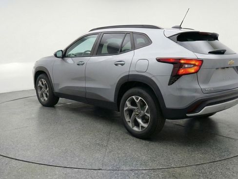 Used 2025 Chevrolet Trax LT w/ LT Convenience Package FWD image 6