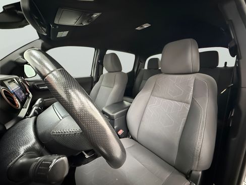 Used 2019 Toyota Tacoma TRD Sport w/ Technology Package AWD/4WD image 10
