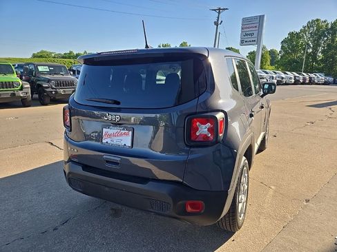 Used 2023 Jeep Renegade Latitude AWD/4WD image 9