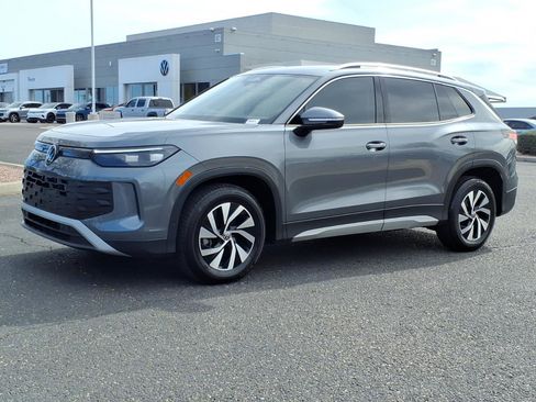 Used 2025 Volkswagen Tiguan S image 3