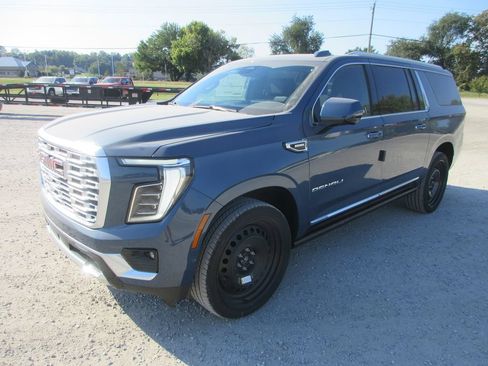 New 2026 GMC Yukon XL Denali w/ Denali Reserve Package AWD/4WD image 9