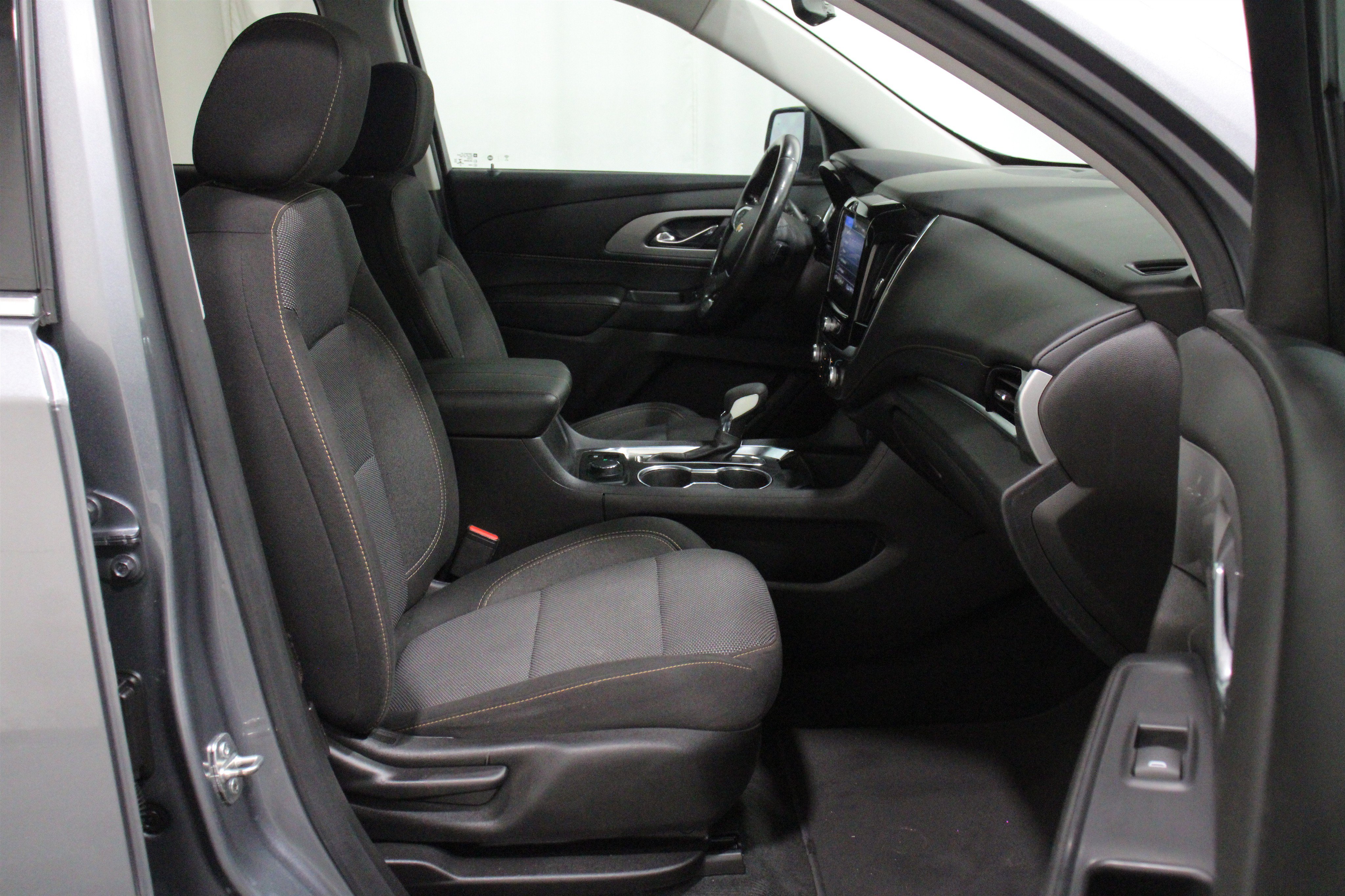 Used 2021 Chevrolet Traverse LT FWD image 30