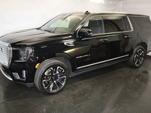 Used 2022 GMC Yukon XL Denali w/ Denali Premium Package image 2