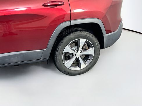 Used 2019 Jeep Cherokee Limited image 31