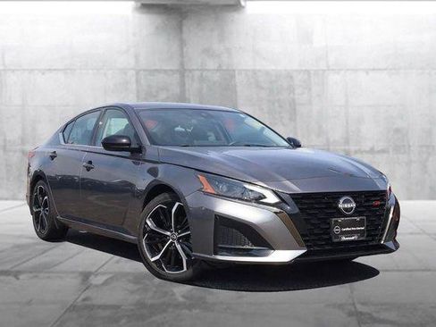 Used 2023 Nissan Altima 2.5 SR w/ SR Premium Package FWD image 2