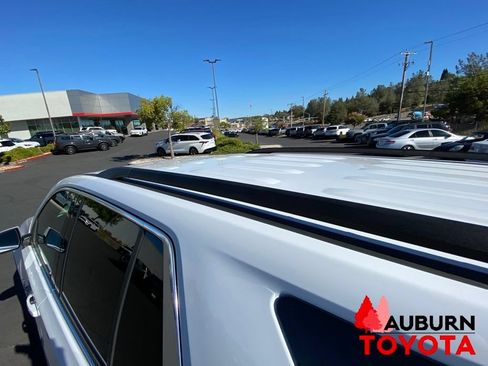 Used 2023 Chevrolet Traverse LT FWD image 9