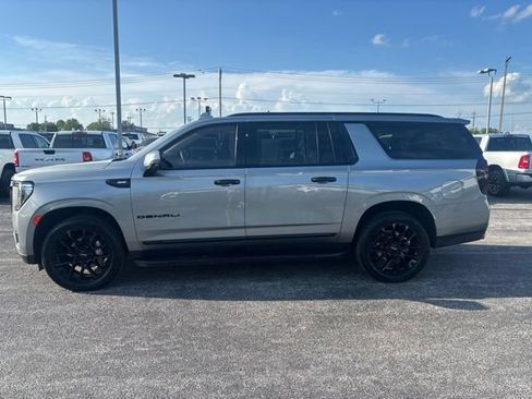 Used 2023 GMC Yukon XL Denali AWD/4WD image 4