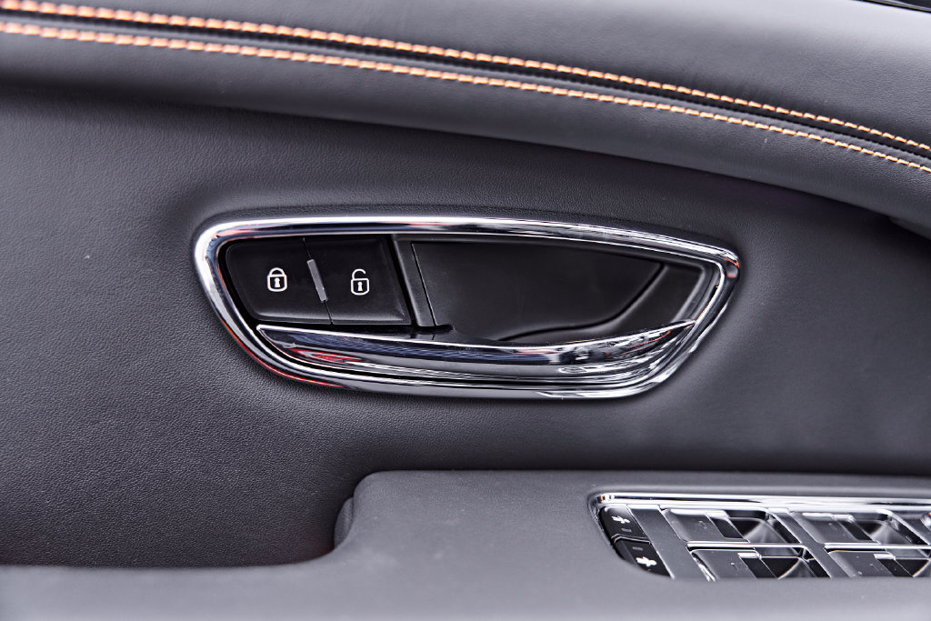 Used 2025 Bentley Bentayga AWD/4WD image 45