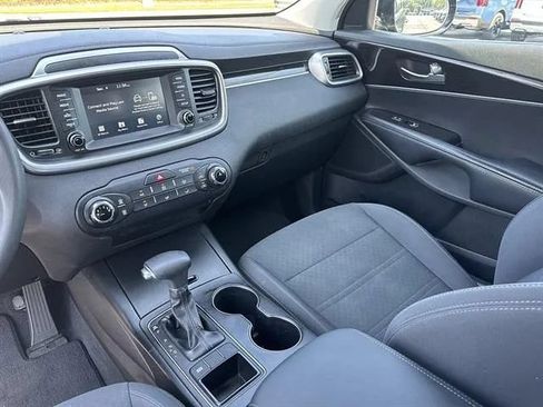 Used 2019 Kia Sorento FWD image 12