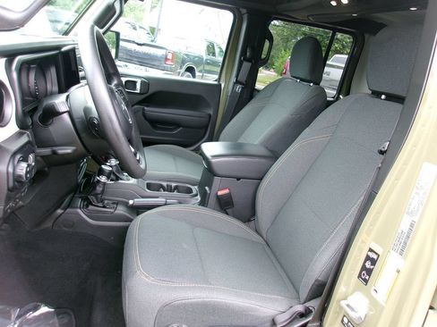 Certified 2025 Jeep Gladiator Sport AWD/4WD image 7