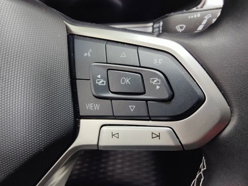 Used 2025 Volkswagen Taos SE image 27