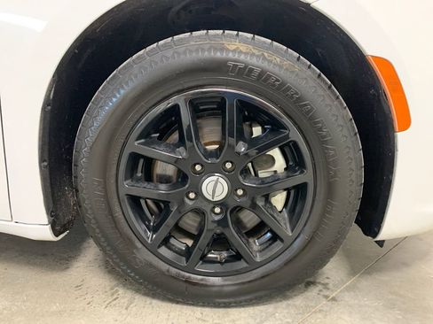 Used 2021 Chrysler Pacifica Touring-L image 12