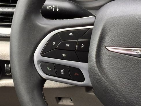 Used 2023 Chrysler Pacifica Touring-L FWD image 9
