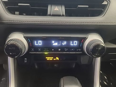 Used 2019 Toyota RAV4 LE w/ Carpet Mat Package AWD/4WD image 33