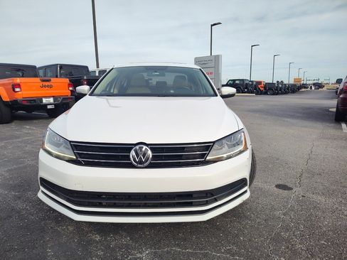 Used 2017 Volkswagen Jetta SE image 2