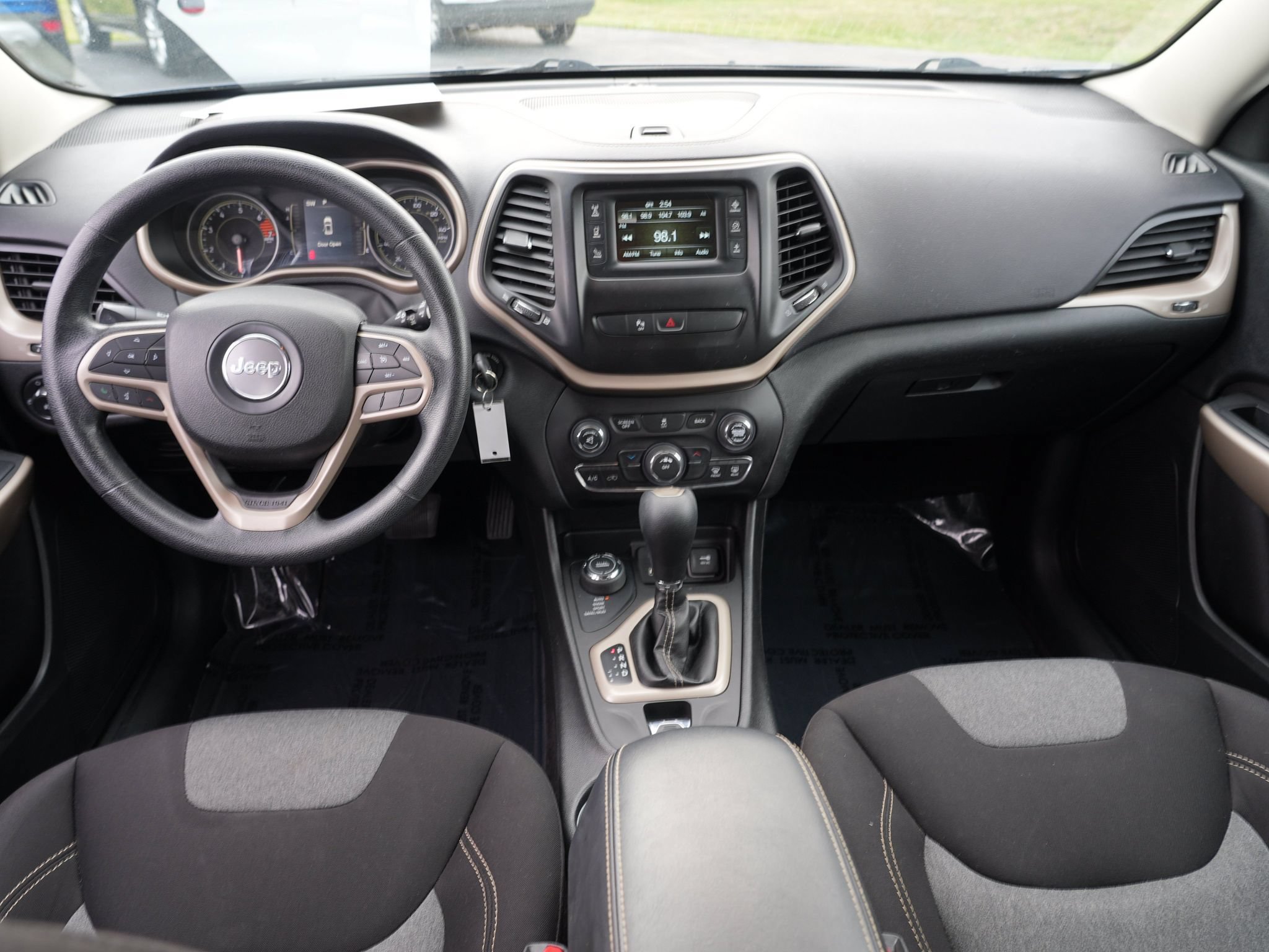 Used 2018 Jeep Cherokee Latitude w/ Safety Group AWD/4WD image 27