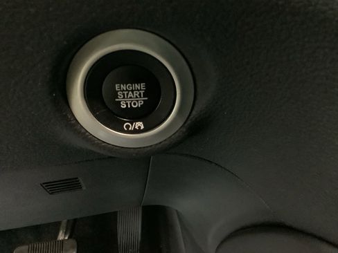 Used 2024 Chrysler Pacifica Limited w/ Uconnect Theater Family Group image 19