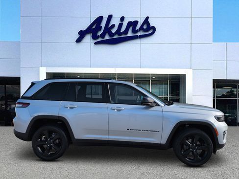 Certified 2023 Jeep Grand Cherokee Altitude AWD/4WD image 1