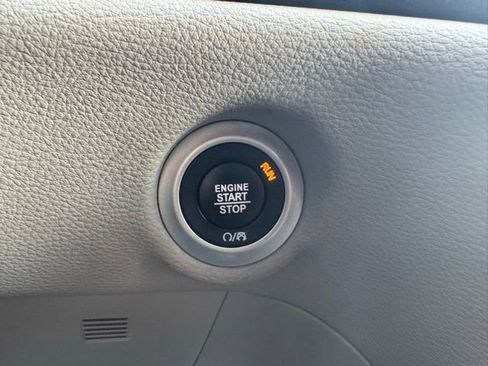 Used 2021 Chrysler Pacifica Limited image 32