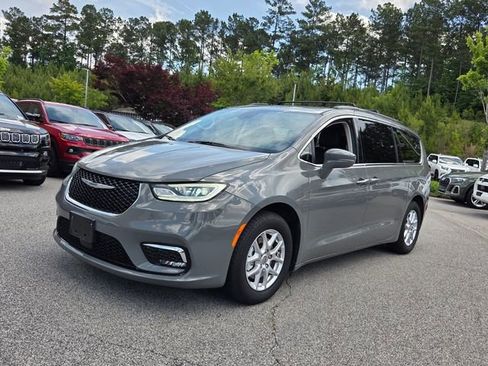 Used 2022 Chrysler Pacifica Touring-L FWD image 4