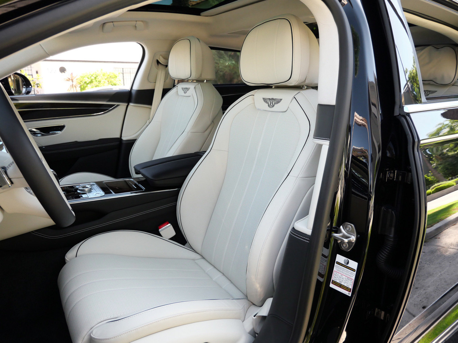 Used 2023 Bentley Flying Spur Plug-In Hybrid AWD/4WD image 19