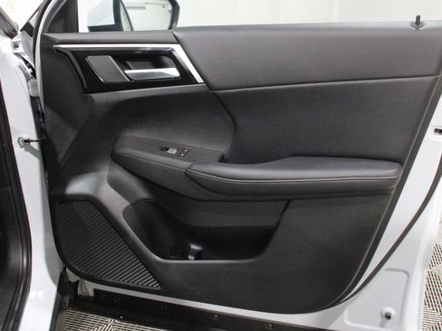 Used 2024 Mitsubishi Outlander 4WD Plug-In Hybrid image 31
