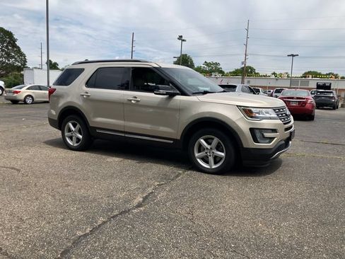 Used 2017 Ford Explorer XLT w/ Equipment Group 202A AWD/4WD image 1