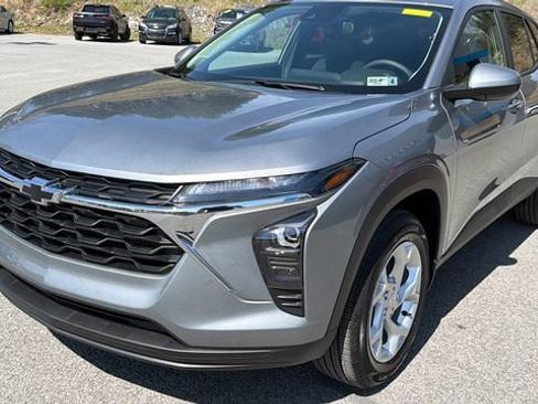 New 2026 Chevrolet Trax LS w/ LS Convenience Package FWD image 7