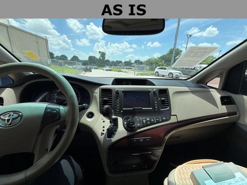 Used 2011 Toyota Sienna XLE w/ Premium Pkg FWD image 11