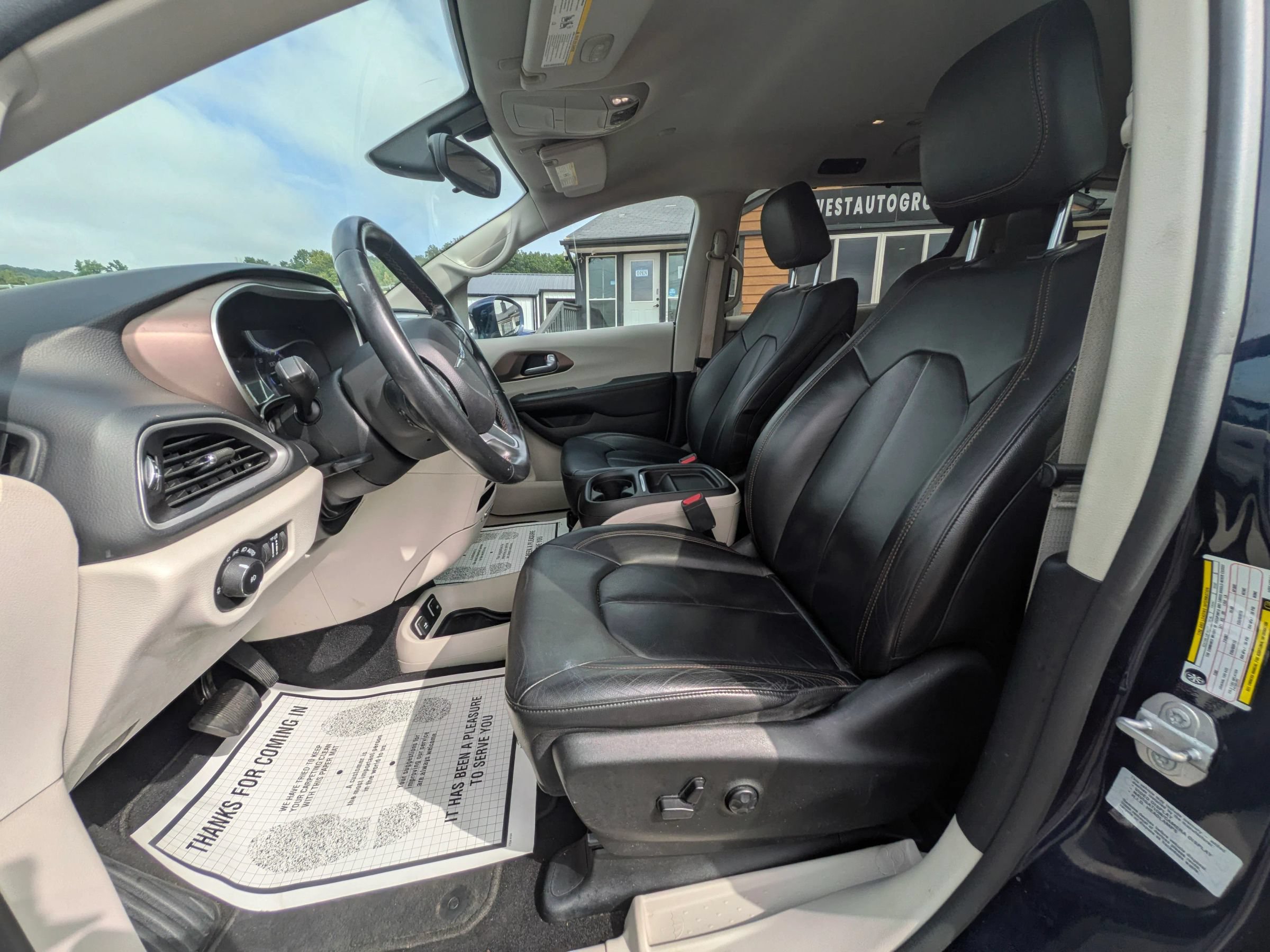 Used 2017 Chrysler Pacifica Touring-L w/ Tire & Wheel Group FWD image 16