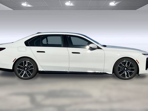 New 2025 BMW 740i image 7