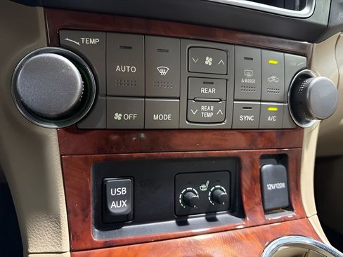 Used 2013 Toyota Highlander Limited AWD/4WD image 23