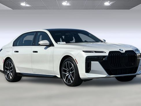 New 2025 BMW 740i image 6